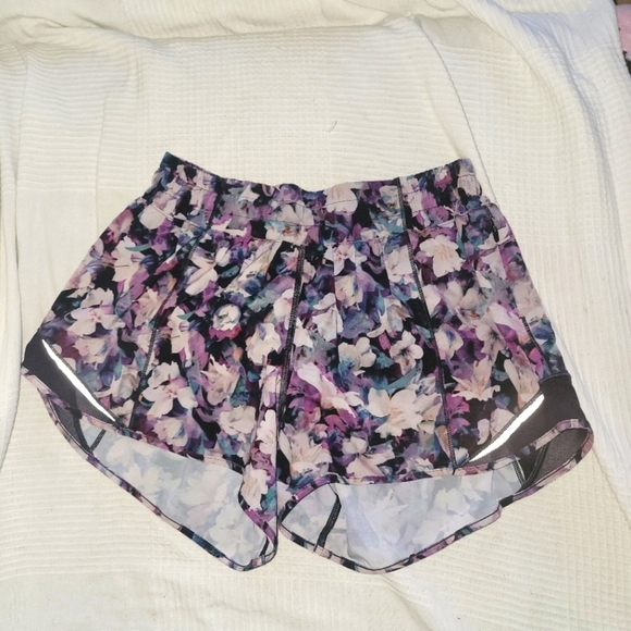 Lululemon Hotty Hot Short floral mesh trim size  6 tall - Picture 2 of 7